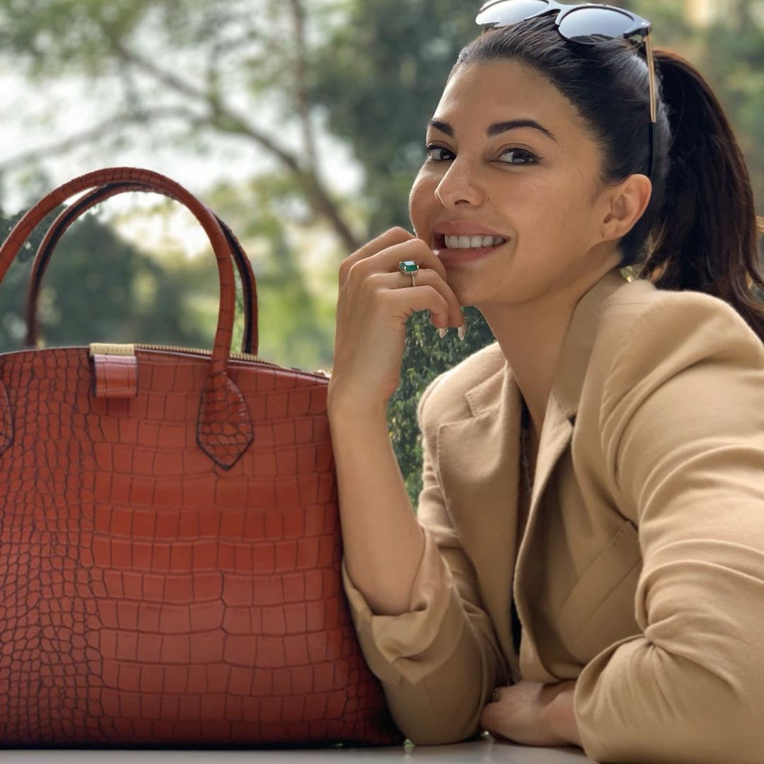 Jacqueline Fernandez A working Sunday is incomplete without my  tote!  Wallpaper