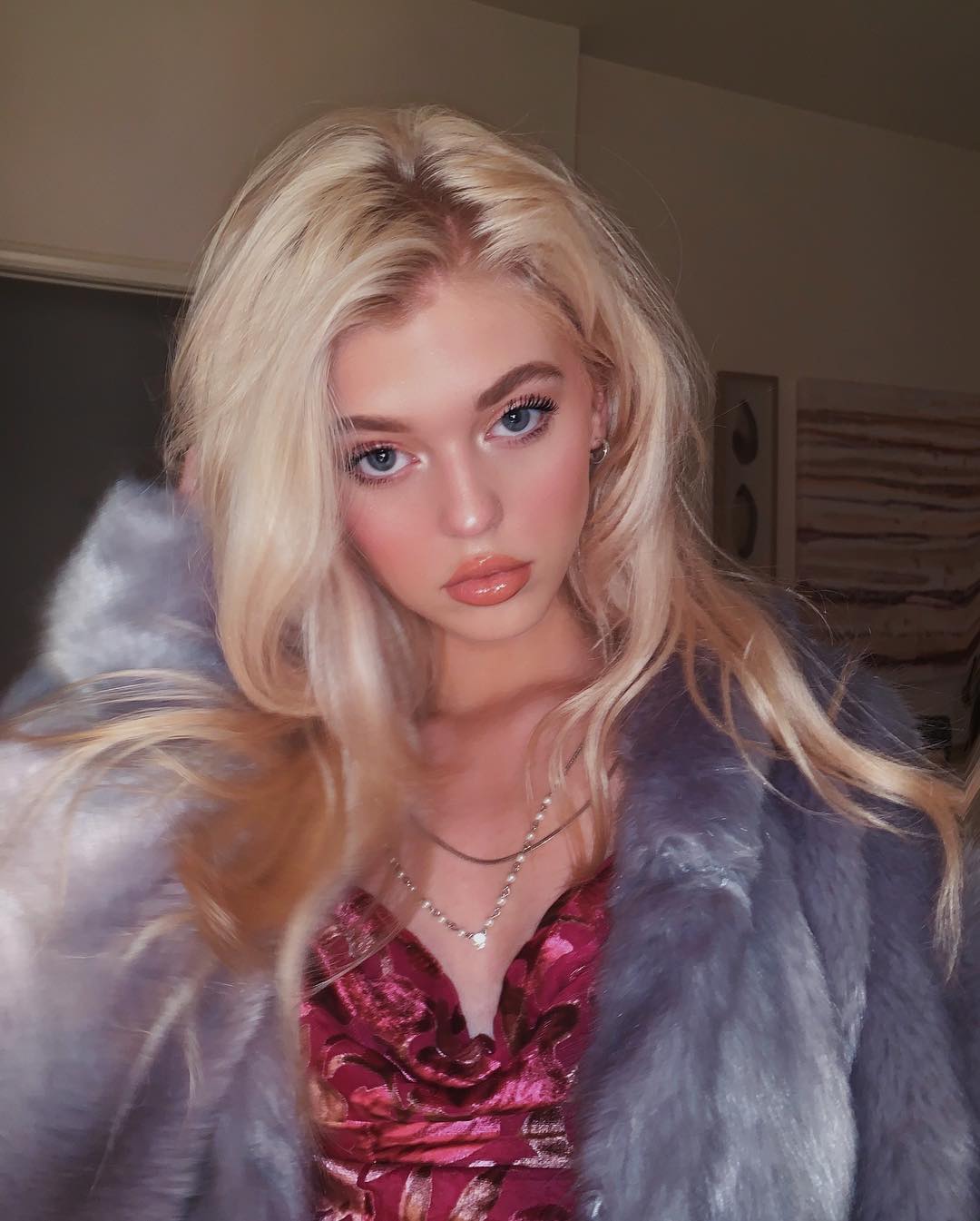 Loren Gray ready for the new year Wallpaper