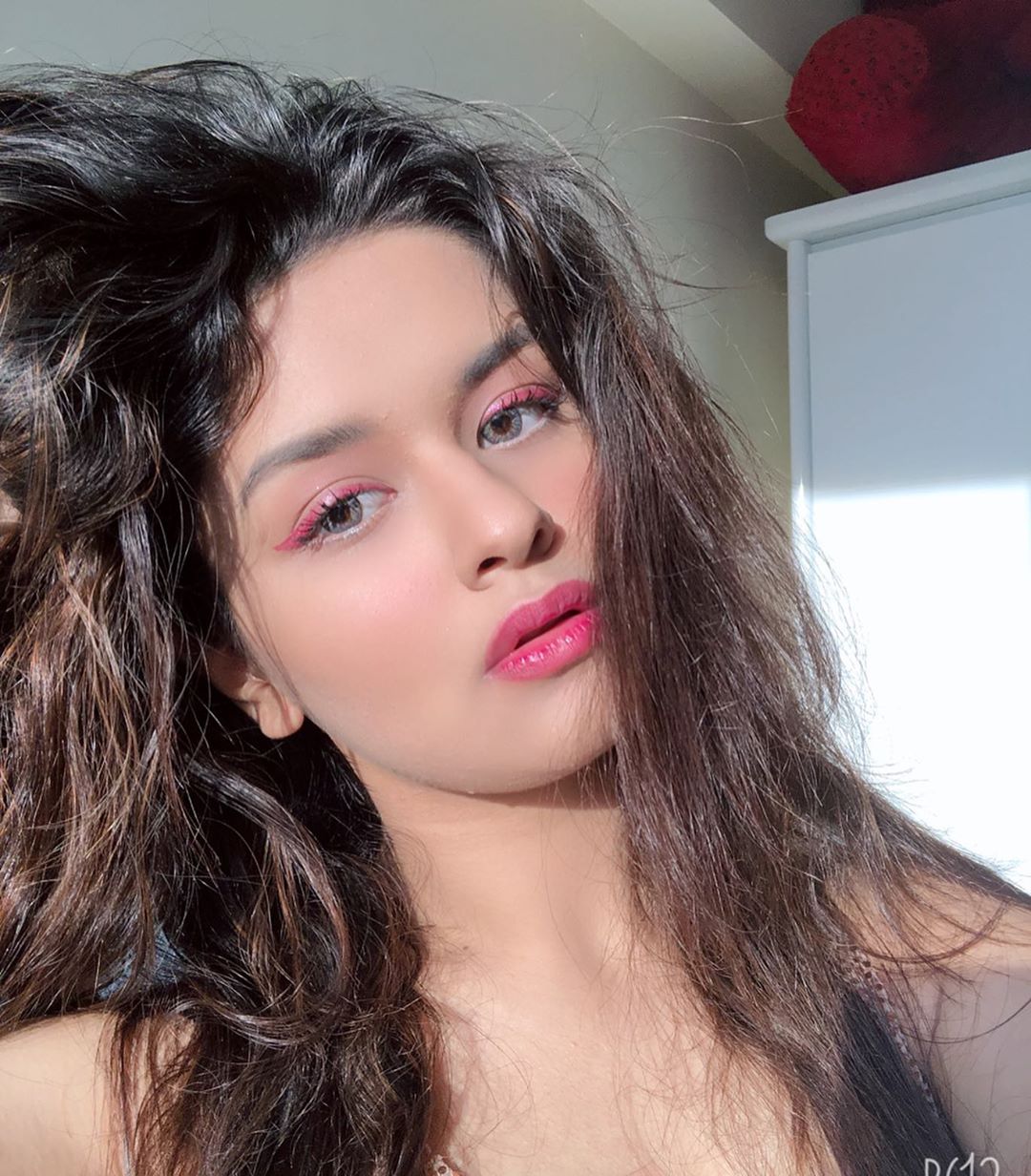 Avneet Kaur Wallpapers, Photos, Images & Pictures Go to my bio and click on the link to know how I click my Instagram selfies