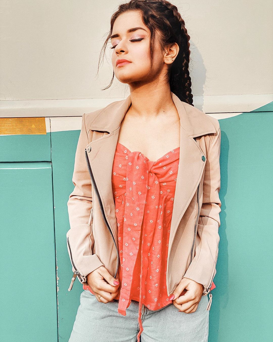 Avneet Kaur Wallpapers, Photos, Images & Pictures I have absolutely no desire to be average.
What do you like wearing more?
Formals or casuals??