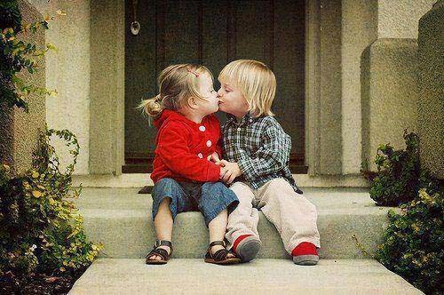Kissing Baby Couple Wallpaper