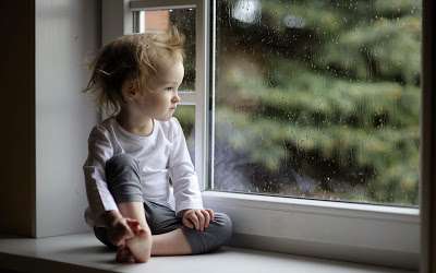 Baby-Girl-Rain-Drop-Window-Glass-2560X1600