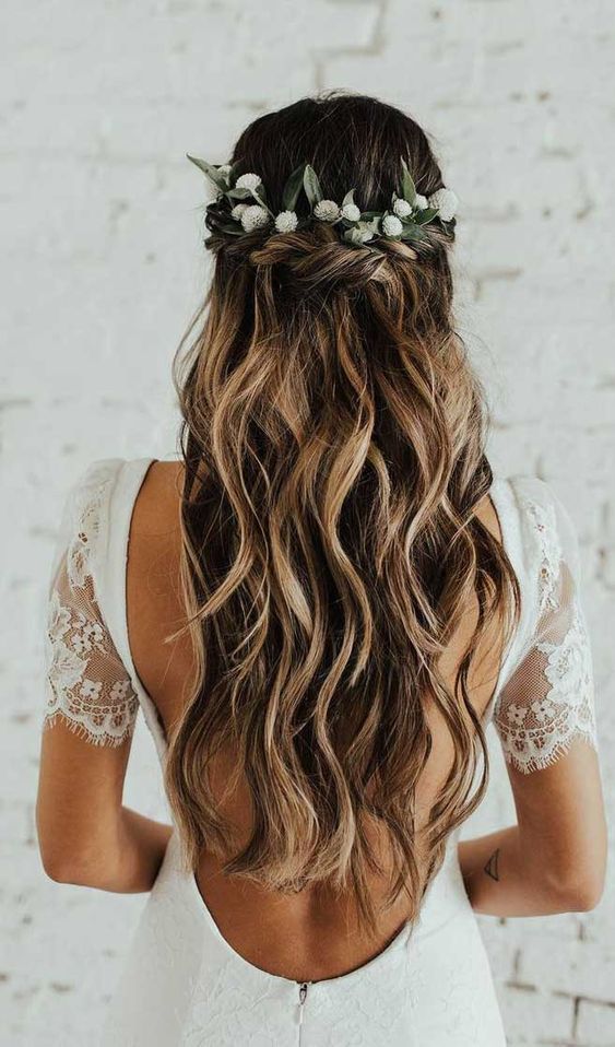 Penteado para noivas: cabelo solto com cachos e flores