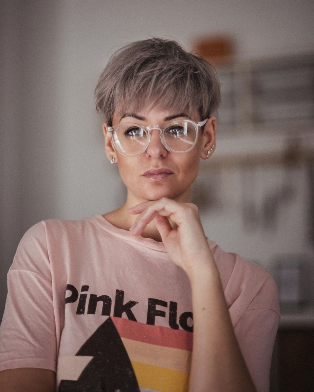 What Are The Best Short Hairstyles To Wear With Glasses? - Hair Adviser 2023