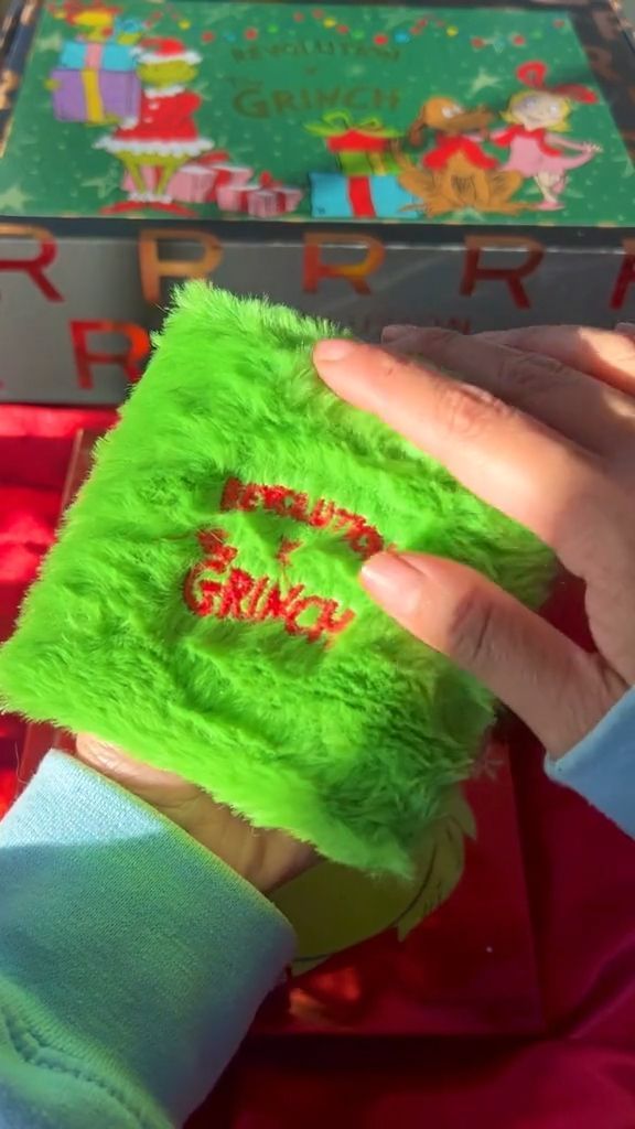 The Hairy Eyeshadow Palette 🥲 Unboxing The New Grinch Makeup Collection